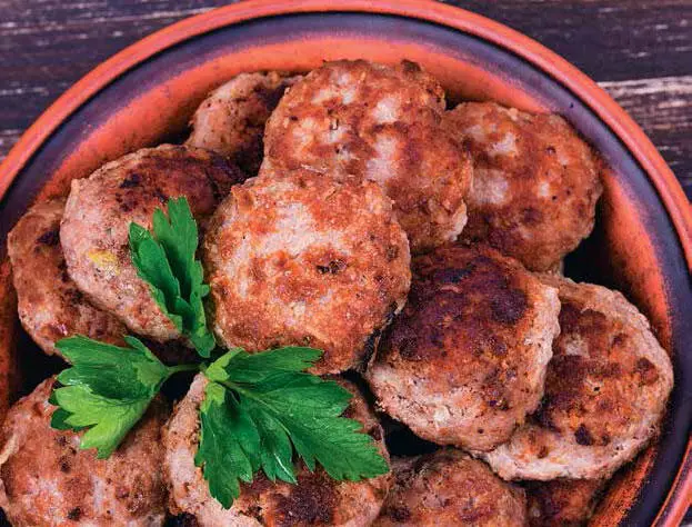 Биточки мясные с грибной начинкой Биточки манные с ягодным соусом На 2 - фото 20