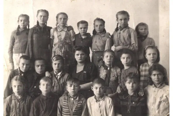 Учащиеся 4го класса Бурсунской начальной школы 3 Юля Зырянова в верхнем ряду - фото 19