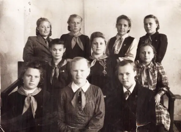Отрядные вожатые со старшей пионервожатой Юля Зырянова крайняя справа в первом - фото 20