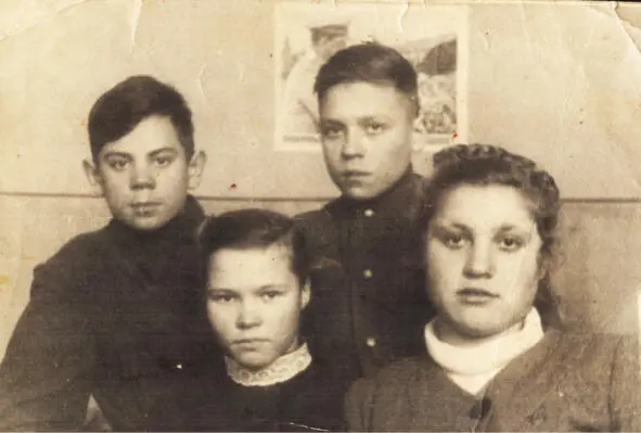 Свердловский Дворец пионеров Юля Зырянова слева в первом ряду 7 класс 15 - фото 21