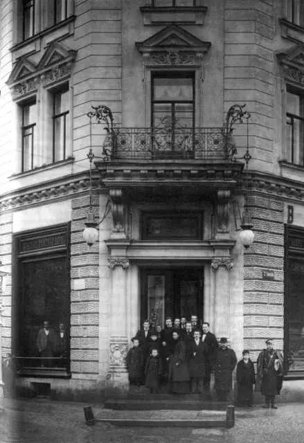 Дом 3916 на углу Среднего проспекта и Второй линии возведен в 1898 году - фото 19