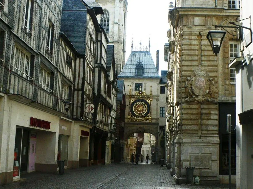 Пешеходная улица Больших Часов rue du GrosHorloge главная артерия Старого - фото 4