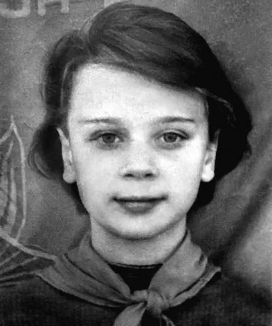Любовь Полищук в детстве 1950е гг В раннем детстве у нее от перенесенного - фото 12