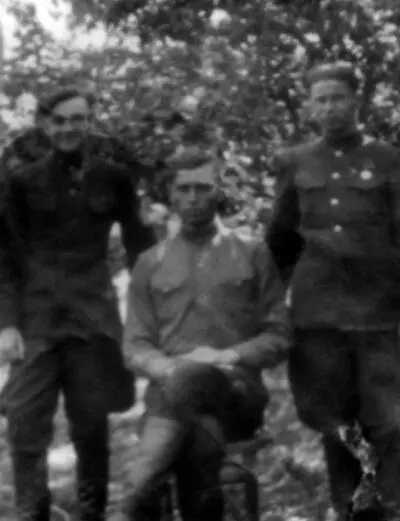 Во время службы в Колковском райвоенкомате слева направо Рогак Алексей - фото 4