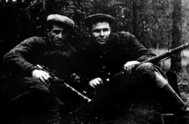 Бойцы истребительного батальона Мельник ИС и Ковалев ВТ на привале во время - фото 9