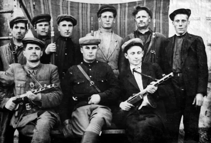 Сотрудники Цуманского РО НКВД 1945 год Парня спасли Остался жив - фото 11