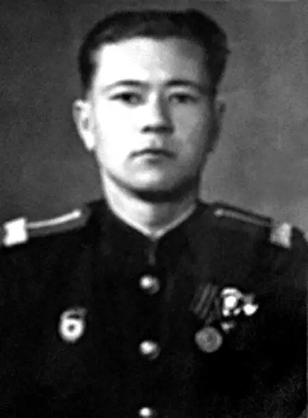 Лавренюк Антон Иванович Шли уверенно с губной гармошкой в руках Рукава - фото 15