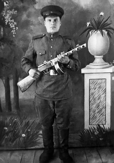 Калинин Виталий Семенович Но к 1944 году подрос из детдома меня выпустили и - фото 16