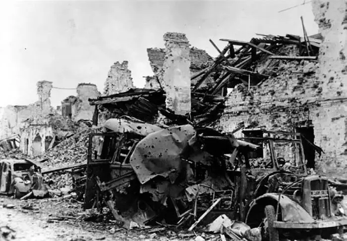 Разбитая немецкая автоколонна На рассвете 21 января 33я стрелковая дивизия - фото 31