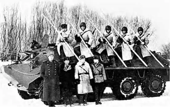 Секретное оружие пограничников рогатины На переднем плане полковник Д - фото 5