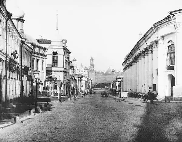 Вид улицы Варварки Справа здание Старого Гостиного двора Фото 1880х гг - фото 24