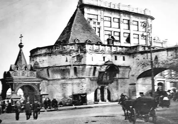 Варварская площадь За несохранившейся башней Китайгородской стены виден - фото 27