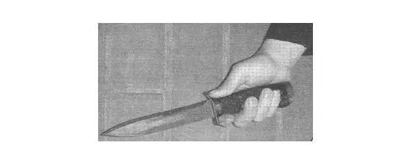 Фото 18Хват ножа НРС2 лезвием от большого пальца Благодаря специальной - фото 49