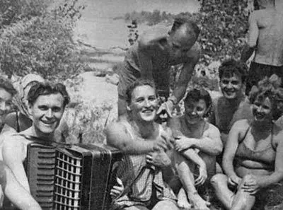 Нонна Мордюкова в кругу друзей 1940е гг Рискуйте Если вы победите - фото 10