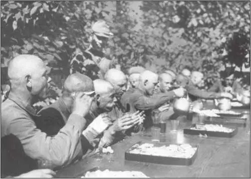 Рацион военнопленных состоявший из хлеба и чая иллюстрируется фотографиями - фото 28