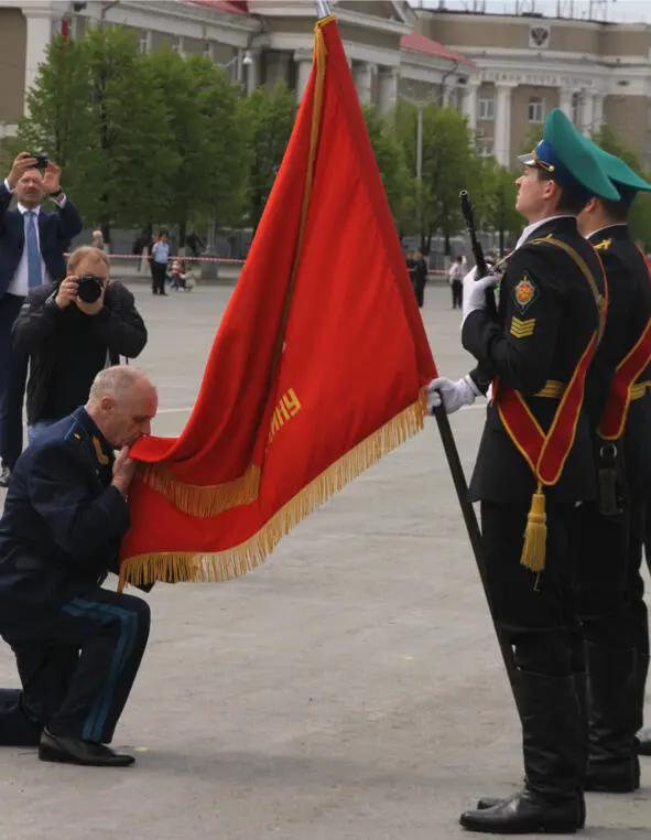 Боевое знамя КВВПАУ навечно оставлено в Курганском пограничном институте ФСБ - фото 3