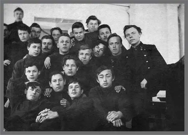 А Кучин с сокурсниками 1909 г Из фондов АОКМ Начальник училища петицию - фото 20
