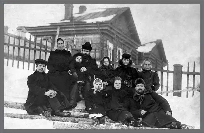 Семья Кучиных Онега 1908 г Из фондов ОИММ Зверобойный промысел на - фото 24