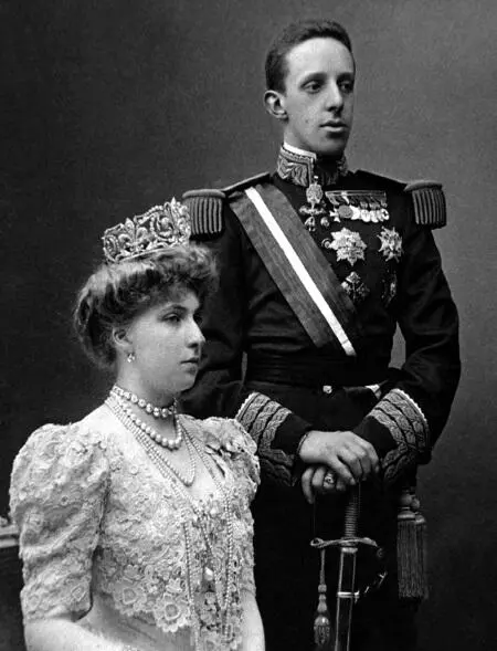 Король Испании Альфонс XIII с супругой Затяжная война в Марокко предостерегла - фото 2