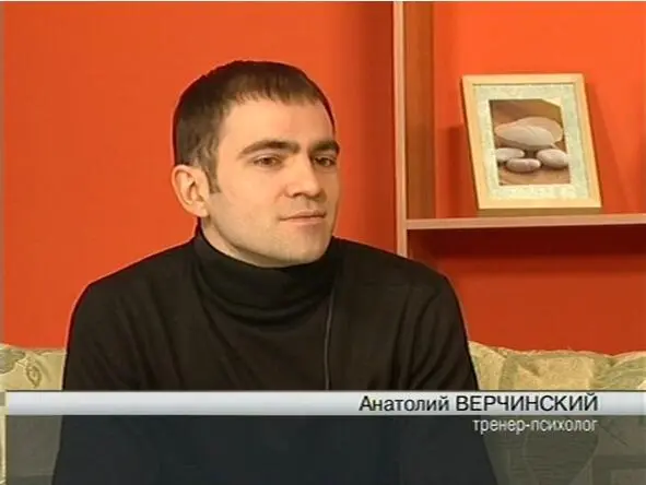 Кадр телепередачи канала СтолицаПлюс Я сейчас представляю гостя в нашей - фото 6