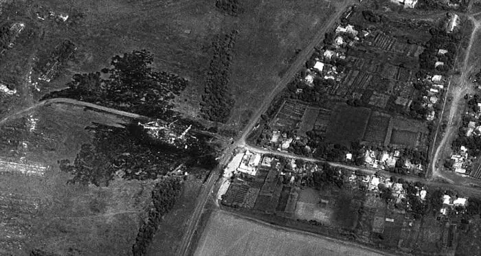 Снятое с воздуха место падения Боинга Вектор дымящихся обломков самолета - фото 14