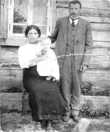 Рис 2 Семья Новиковых с сыном Афанасием 1913 г Год рождения неизвестен - фото 2