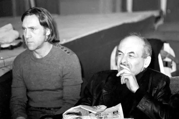 Владимир Высоцкий и Булат Окуджава во время работы над спектаклем Работа есть - фото 9