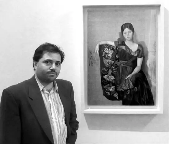 Автор книги у портрета первой жены Пабло Пикассо и матери его старшего сына - фото 1