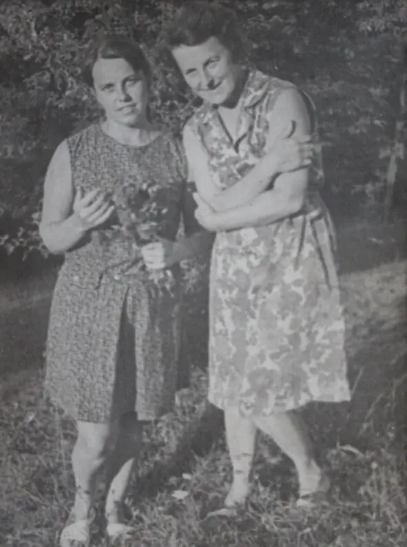 Ольга Илькив с дочерью Дзвениславой Львов 1970е годы Каждый день в тюрьме я - фото 7