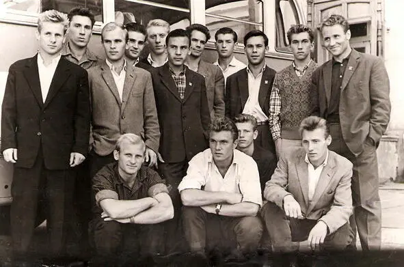 На снимке1961 год Г Феоктистов в третьем ряду третий слева в составе - фото 7