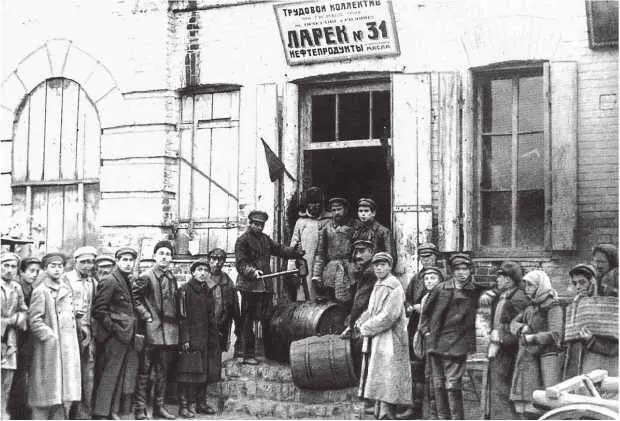 Очередь за керосином Москва 1921 г А бывший белогвардеец Михаил Булгаков - фото 3