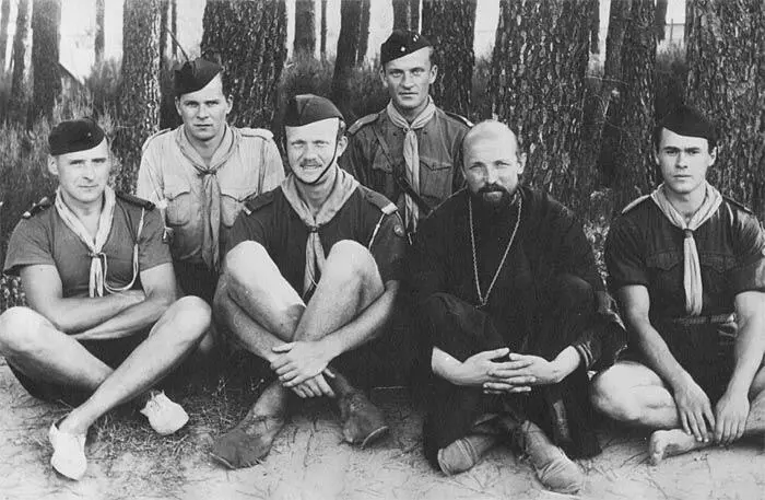 В отряде Витязей Крайний справа Андрей Блум Франция 1937 г В отряде - фото 14