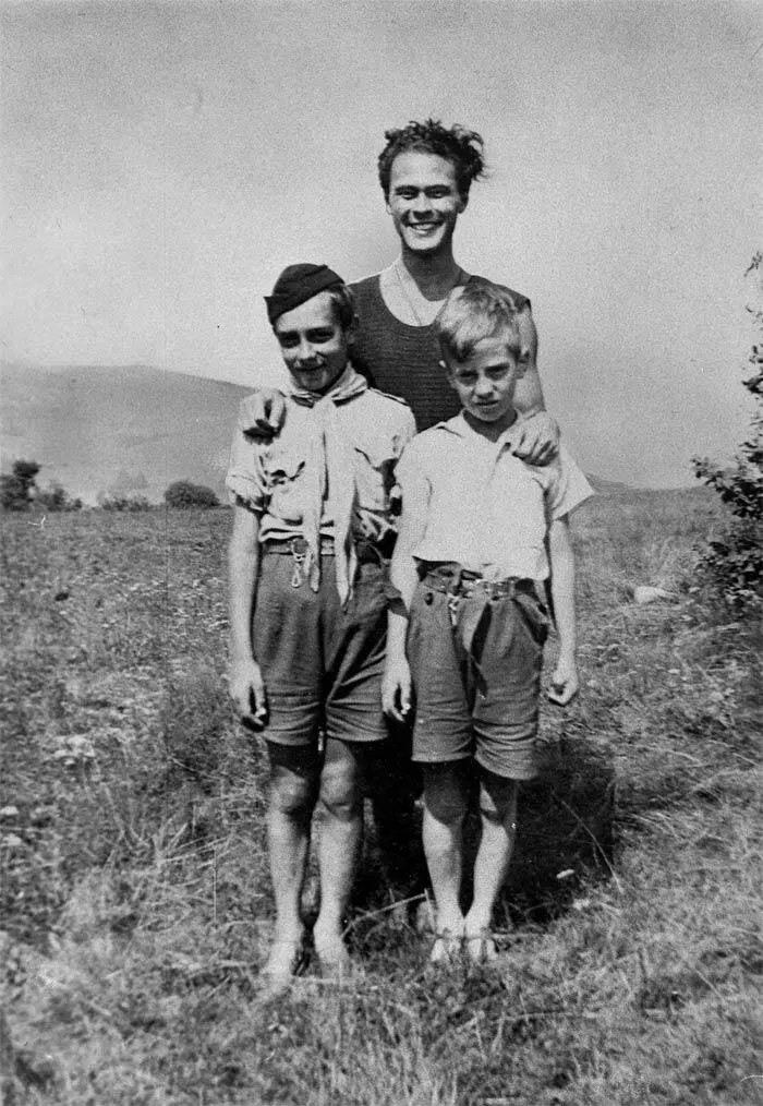 В отряде Витязей Франция 1939 г Командир отряда в детском летнем - фото 15
