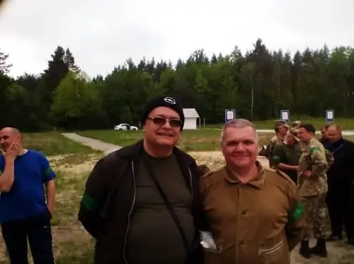 Офицеры в штатском Пусть на фронт идут мужчины Статные взрослые серьезные - фото 19