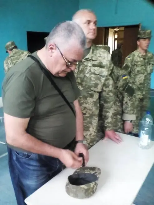 Добровольцы в казарме Как мальчишки в казарме Ведут себя взрослые дяди И в - фото 21