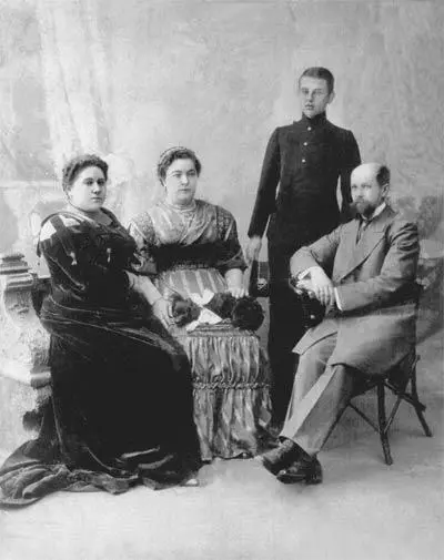Справа налево Василий Николаевич Муравьев Николай Васильевич Муравьев Вера - фото 38