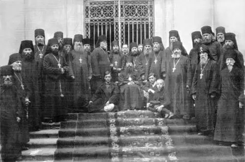 Часть братии АлександроНевской Лавры во главе с епископом Шлиссельбургским - фото 71
