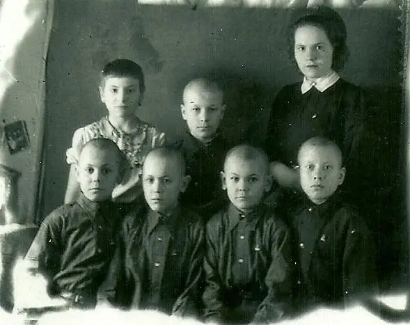 1943 год В первом ряду Засыпкины Артур Аскольд Анатолий Власов Саша Во - фото 22