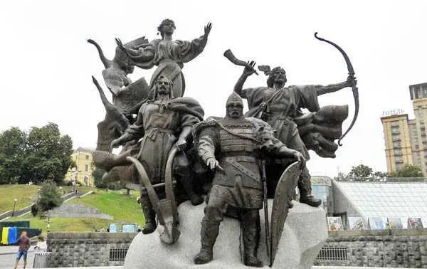 Киев Памятникфонтан основателям города на площади Независимости Скульптор А - фото 3