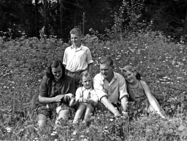 Семья Державиных на природе 1950 Друзьяактеры часто заходили в гости к папе - фото 13