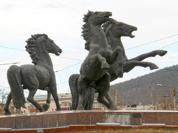 Три могучих коня дикие и необузданные символизирующие непокорство - фото 3