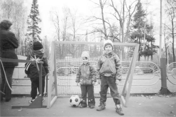 Ваня и Анюта осень 2003 года Анюта с Юрой и своими подругами из музыкального - фото 6