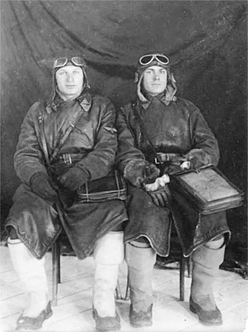 Константин Константинович Коккинаки слева с другом 1930 год Однако все это - фото 3