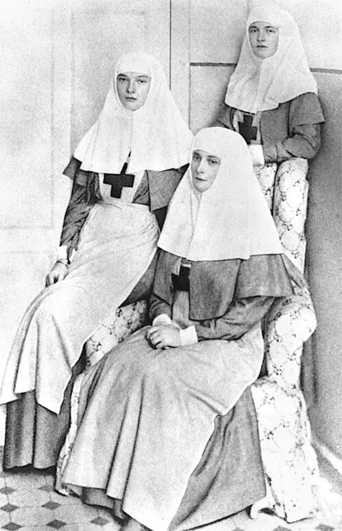 Императрица Александра Федоровна с дочерьми Татьяной и Ольгой в госпитале во - фото 10