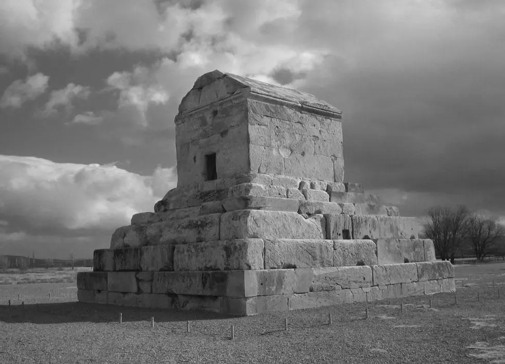 Также очень распространена версия что Кир похоронен под Кубом Заратустры - фото 15