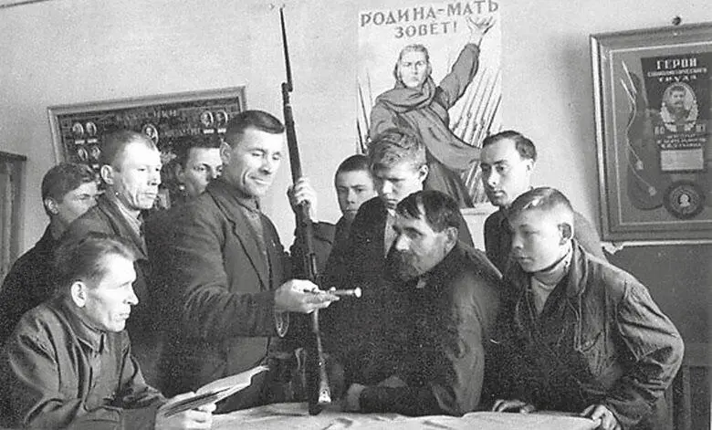 Уже в первые дни войны было принято решение о создании армии Народного - фото 6