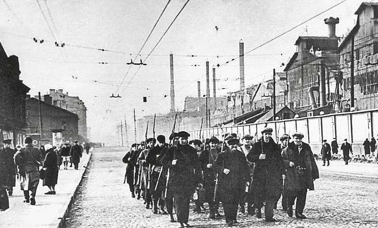 Добровольцы уходили с заводов прямо на фронт С начала июля 1941 г - фото 7