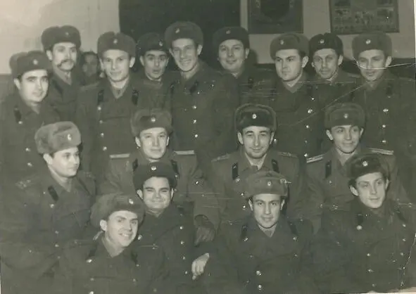На фото 1965 г офицеры вч 11291 ОСЧ Вверху слева направо Щербенёв - фото 22
