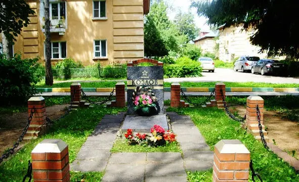 Святая реликвия всех жителей могила лейтенанта В Козлова На прогулке - фото 9