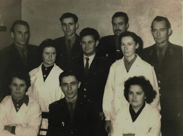 1964 год Радиолаборатория Стоят сзади слева направо В Корсаков С Дицман - фото 18